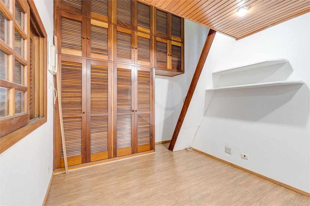 Casa à venda com 5 quartos, sendo 3 suítes, no condomínio Granja do Morumbi, São Paulo - SP