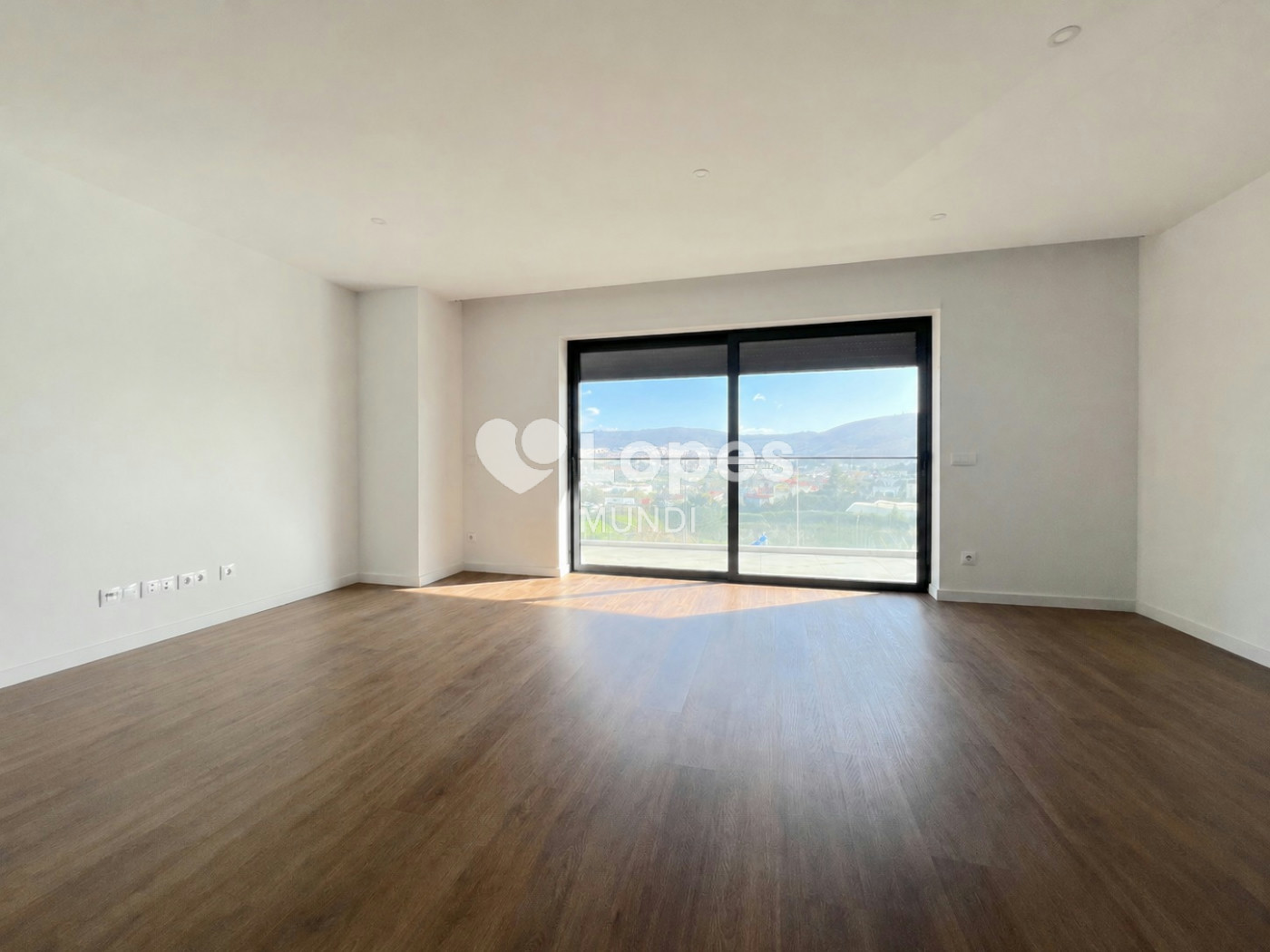 Apartamento T3 à venda em Águas Santas, Maia, Portugal – Varanda e garagem