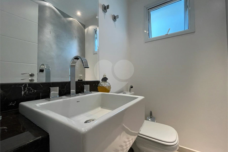Casa à venda com 4 quartos, sendo 2 suítes, no condomínio Floradas da Serra, São Paulo - SP