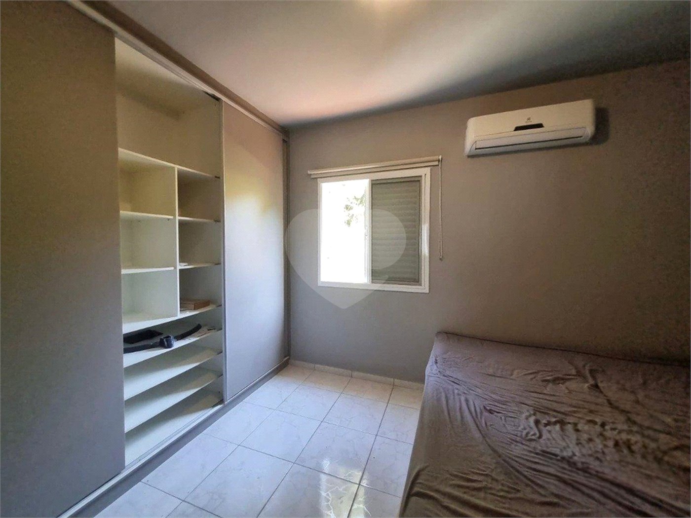 Casa à venda com 2 quartos no condomínio Karolyne, Votorantim - SP