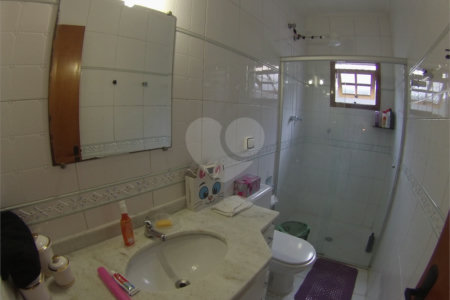 Sobrado com 4 quartos sendo 2 suítes.