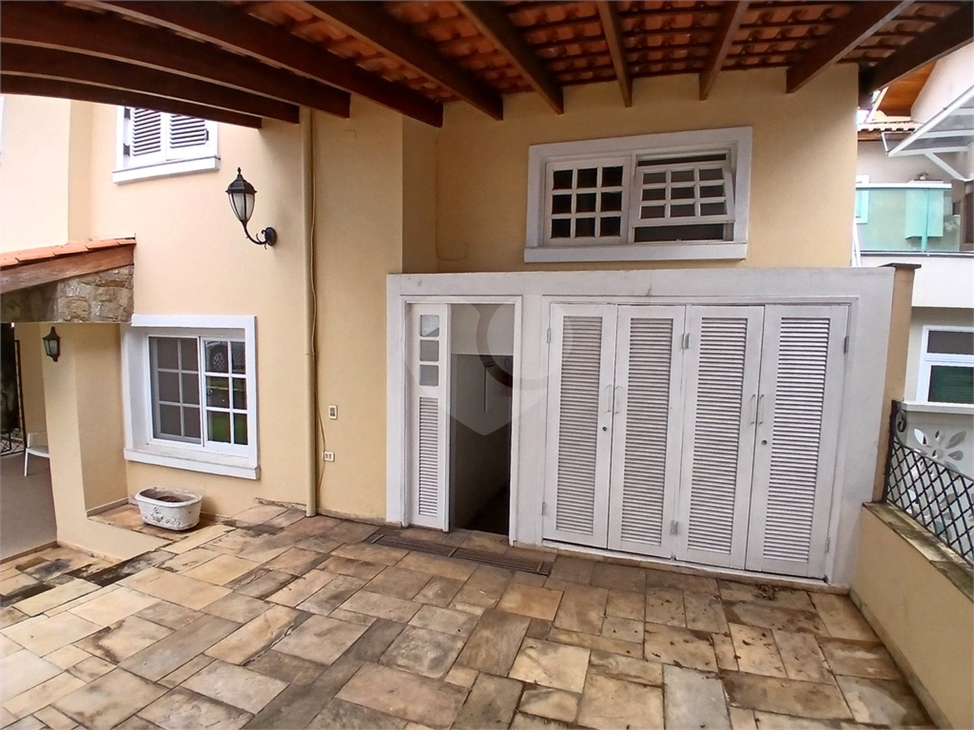 Casa à venda ou para alugar com 3 quartos, sendo 2 suítes, no condomínio Chácara das Rosas, São Paulo - SP