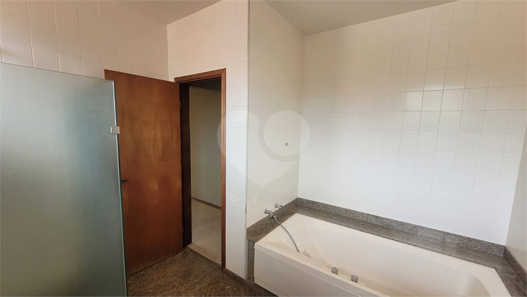 Casa à Venda . Aceita Permuta por Apto. ou Casa ,em Condomínio na Cidade São Paulo ou Bauru.