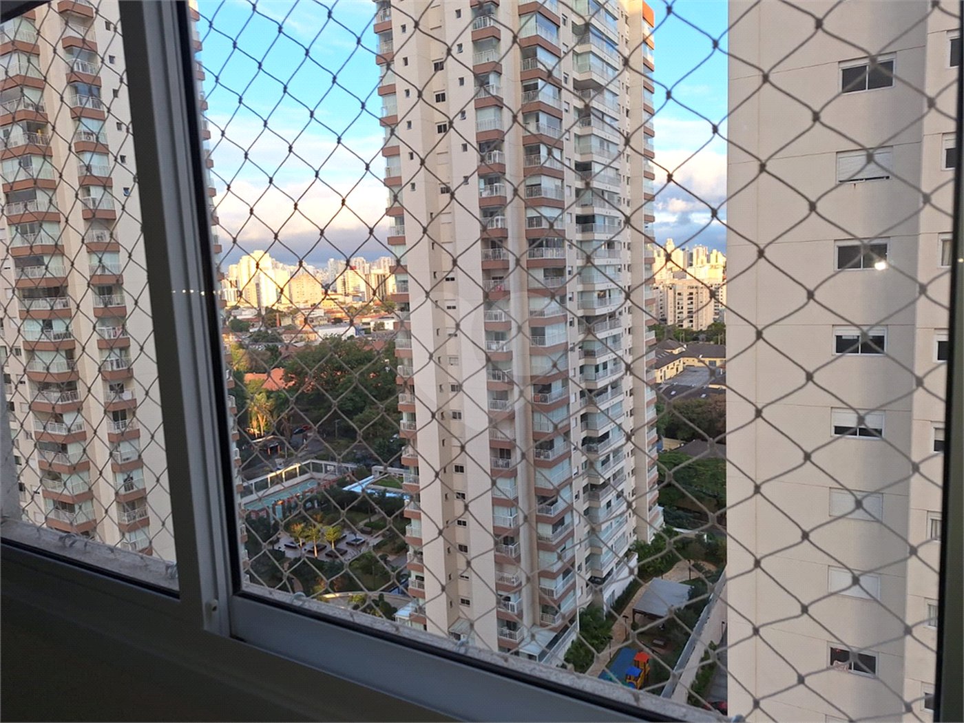 Apartamento à venda com 3 suítes em Vila Anastácio, São Paulo, SP