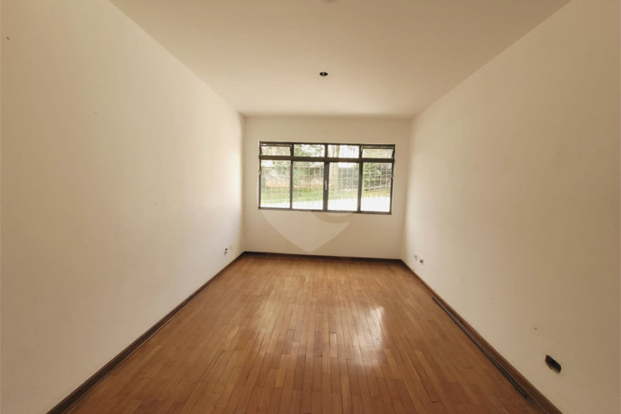 Casa à venda com 3 quartos, sendo 1 suíte, em Parque Maria Domitila, São Paulo, SP