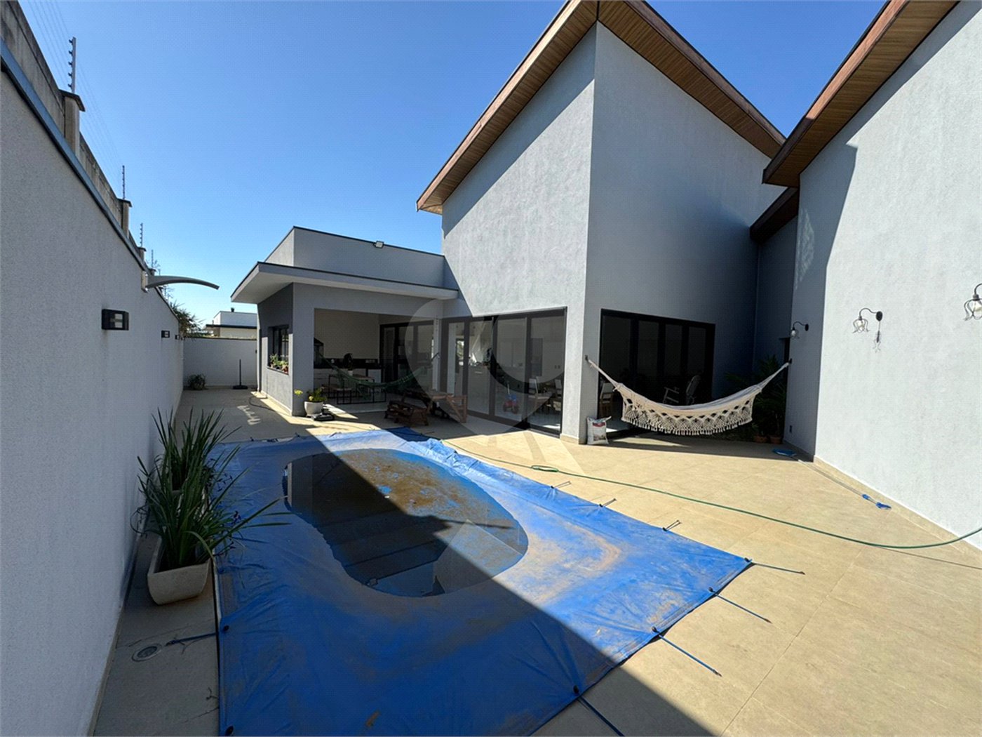 Casa à venda com 3 suítes no condomínio Reserva Central Parque, Salto - SP