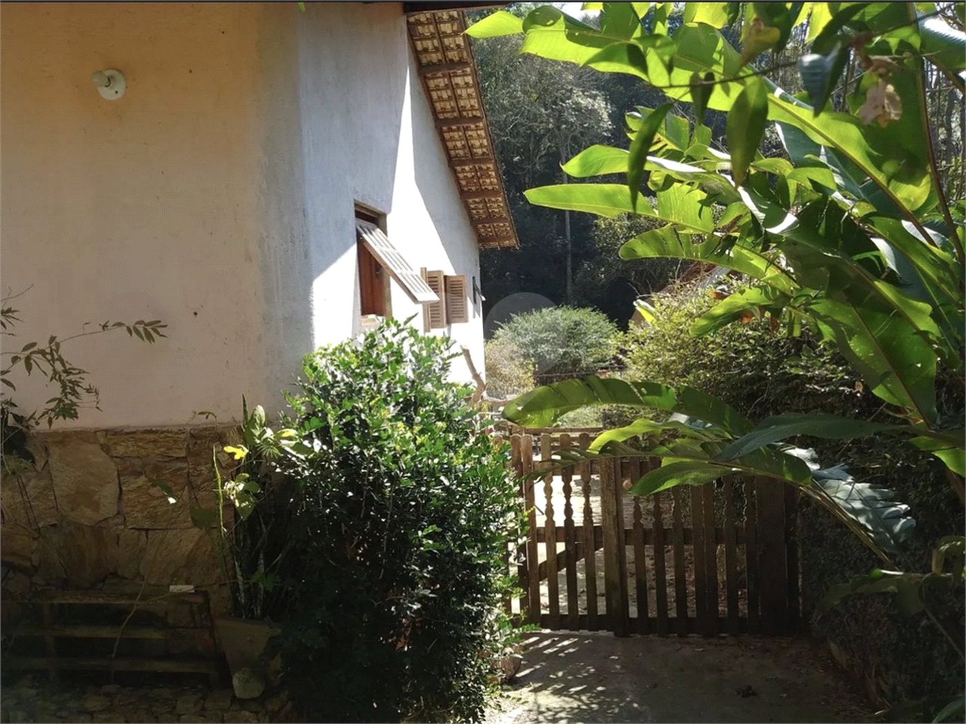 Casa à venda com 4 quartos, sendo 1 suíte, no condomínio Quinta da Cachoeira, Embu das Artes - SP