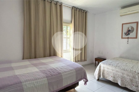 Casa à venda com 3 quartos, sendo 1 suíte, no Centro, Santa Cruz Cabrália, BA