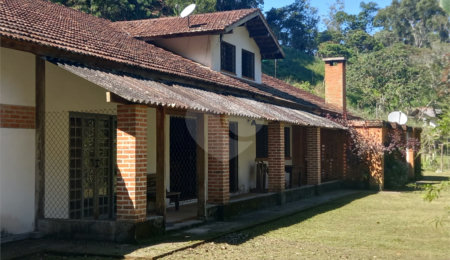 Sítio à venda com 8 quartos, sendo 2 suítes, no Centro, Natividade da Serra, SP