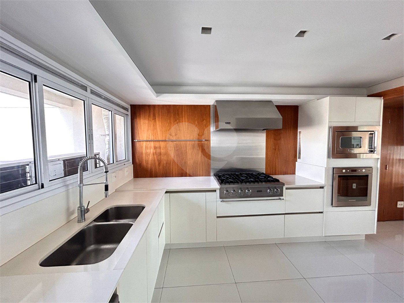 Apartamento à venda com 3 suítes em Moema, São Paulo, SP