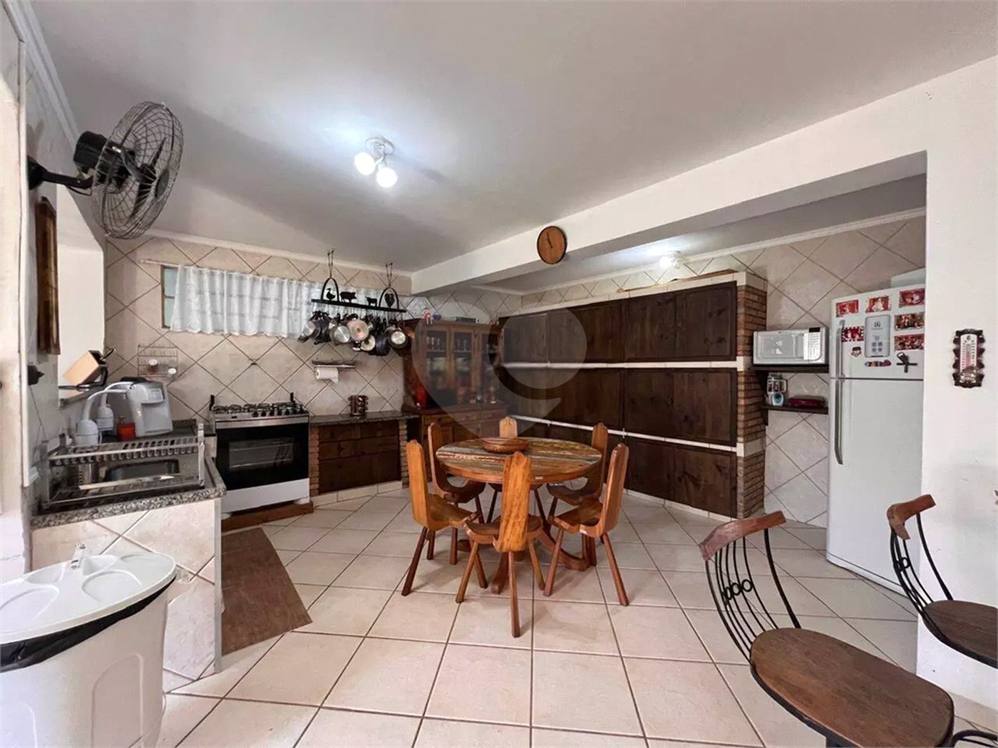 Chácara com excelente infraestrutura, contendo casa com 8 dormitórios, 900 m² de área construída, área total de 3000m², piscina adulto e infantil, churrasqueira, quadra gramada de futebol - Rio Acima - Atibaia/SP 900 m² Área construída 3.000 m² Área do terreno