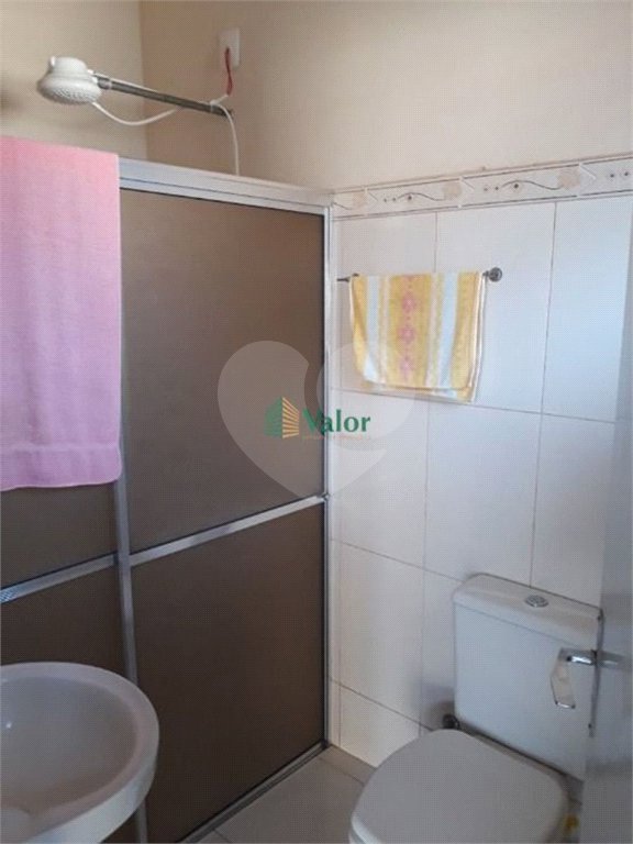 Ampla casa no condomÍnio Parque Fehr, contendo: