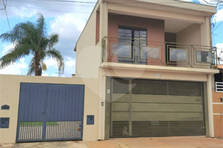 Sobrado á venda com Edícula, no Jardim Embaré, em São Carlos-SP.