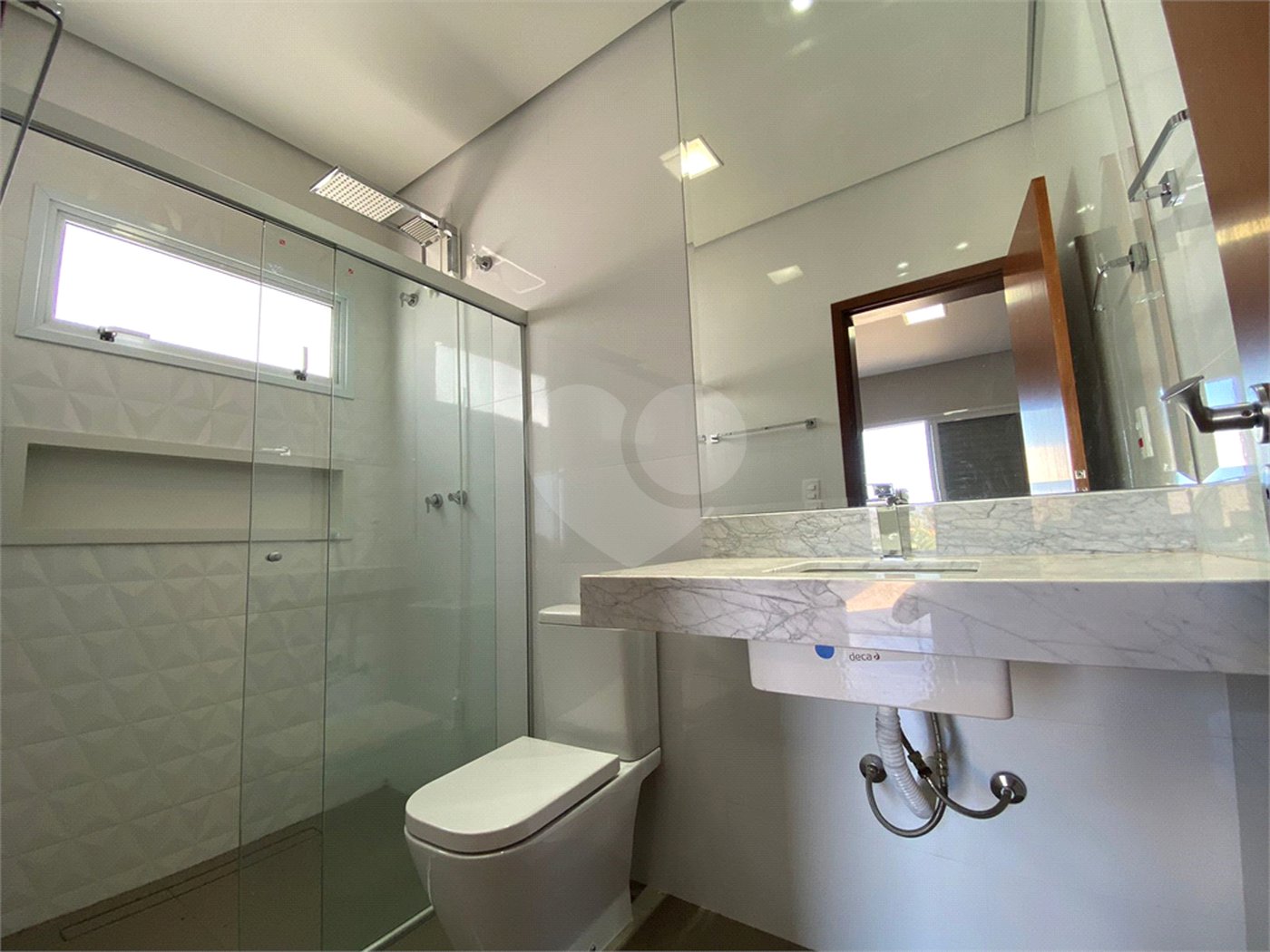 Casa com alto padrão de acabamento para venda no Condomínio Montreal.