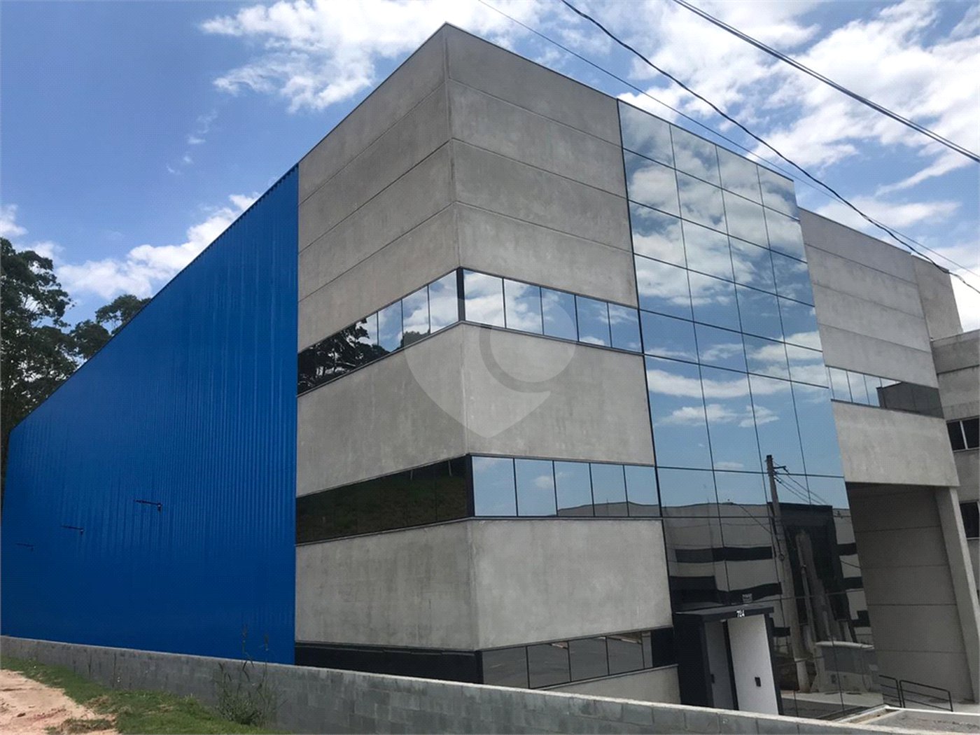 Galpão industrial com renda à venda em Cotia
