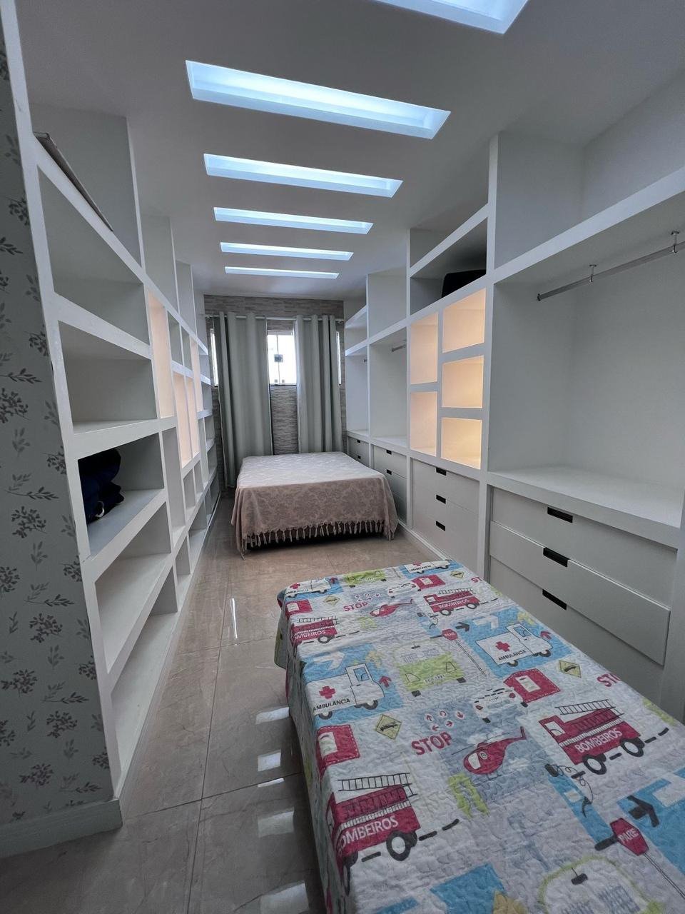 Casa à venda com 8 quartos, sendo 2 suítes, em Flórida, Praia Grande, SP