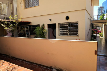 Sobrado à venda com 5 quartos, sendo 1 suíte,  em Vila Nova Conceição, São Paulo, SP