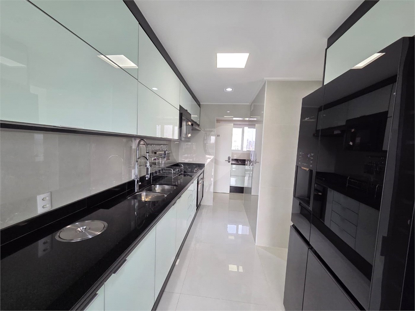 Apartamento à venda com 4 quartos, sendo 2 suítes, em Enseada, Guarujá, SP
