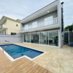 Casa à venda com 3 quartos, sendo 1 suíte, no condomínio Figueira Garden, Atibaia - SP