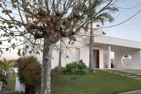 Casa à venda com 5 quartos, sendo 4 suítes, no condomínio Village Saint Charbel, Araçoiaba da Serra - SP