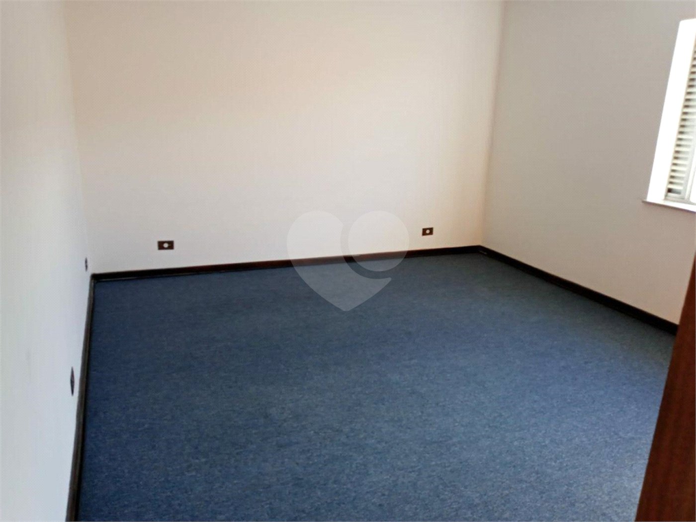 Casa com 4 dormitórios e 4 vagas.