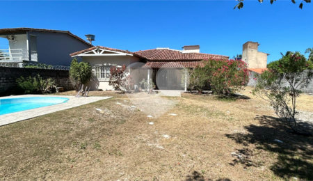 Casa à venda com 3 quartos, sendo 1 suíte,  no Centro, Santa Cruz Cabrália, BA