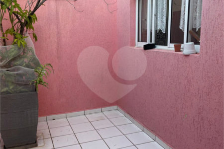 Casa à venda com 3 quartos, sendo 1 suíte, no condomínio Serranos, São Paulo - SP