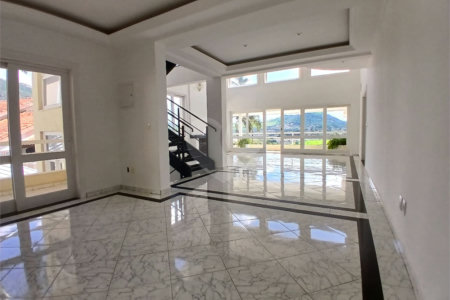 Casa à venda com 4 quartos, sendo 2 suítes, no condomínio Flamboyant, Atibaia - SP