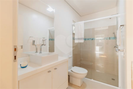 Casa à venda com 5 quartos, sendo 4 suítes, no condomínio Figueira Garden, Atibaia - SP