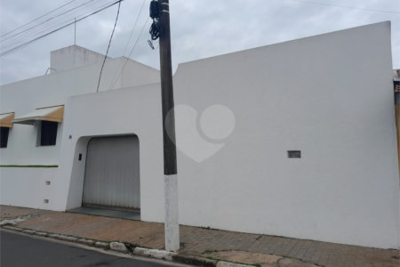 Linda casa para venda / Locação em bairro nobre