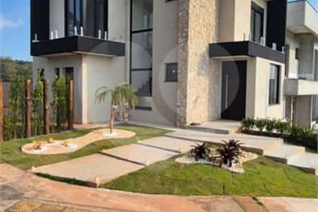 Sobrado de Alto Padrão à Venda no Paradise Gardens - 3 suites e Piscina