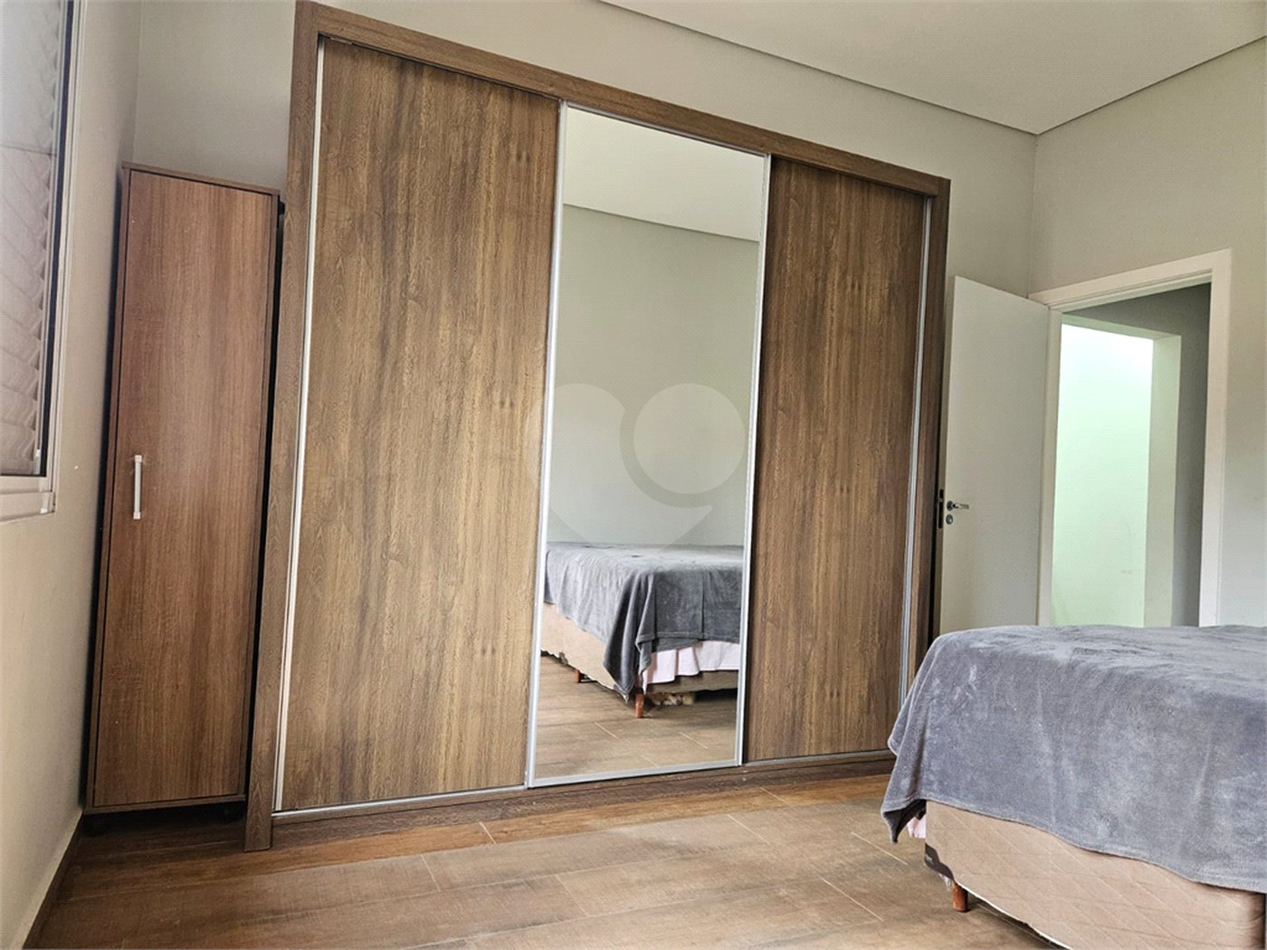 Casa à venda com 4 quartos, sendo 1 suíte,  no condomínio Jardim Shangri-lá, Atibaia - SP