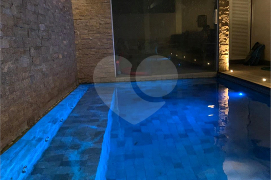 Casa à venda com 4 quartos, sendo 3 suítes, no condomínio Residencial Vila Esmeralda, São Sebastião - SP