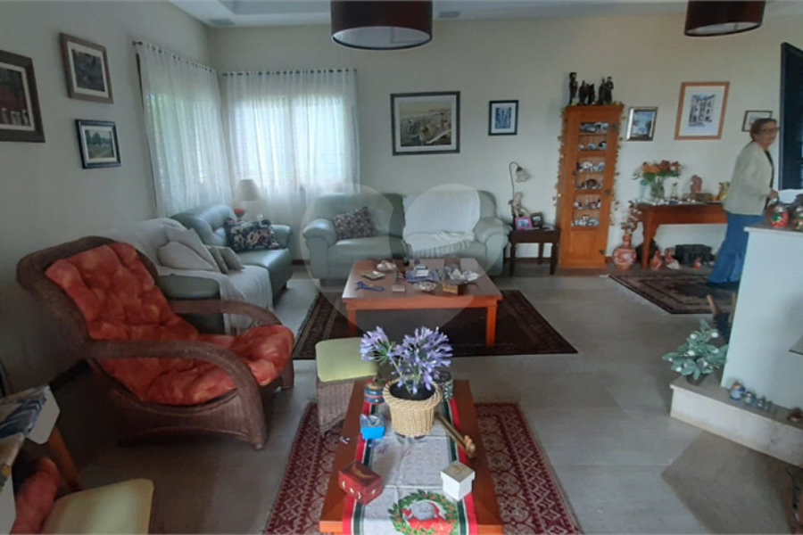 Casa à venda com 5 quartos, sendo 4 suítes, no condomínio Alpes da Cantareira, Mairiporã - SP