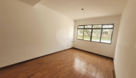 Casa à venda com 3 quartos, sendo 1 suíte,  em Parque Maria Domitila, São Paulo, SP