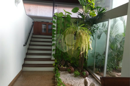 Sobrado à venda com 4 quartos, sendo 1 suíte,  em Parque dos Príncipes, São Paulo, SP