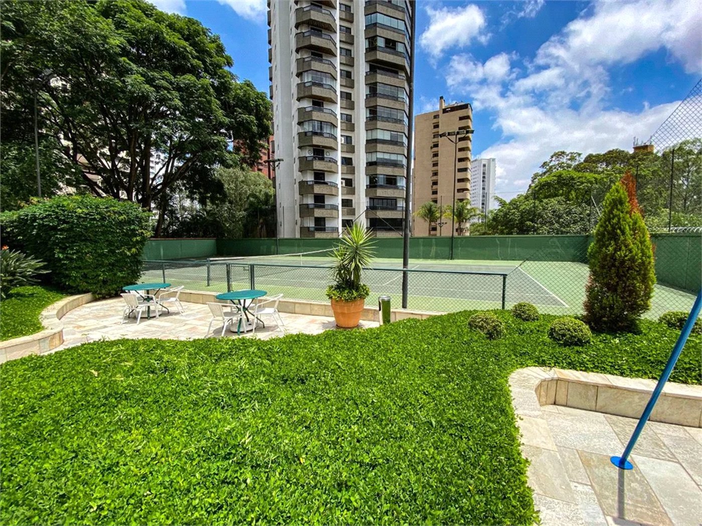 Apartamento à venda com 4 suítes em Vila Suzana, São Paulo, SP