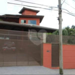 Sobrado à venda com 4 quartos, sendo 2 suítes, em Vila Petrópolis, Atibaia, SP