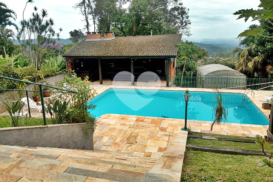 Casa à venda com 5 quartos, sendo 4 suítes, em Roseira, Mairiporã, SP