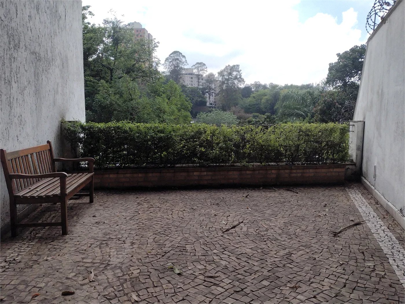 Casa à venda com 4 quartos, sendo 3 suítes,  no condomínio Vila das Flores, São Paulo - SP