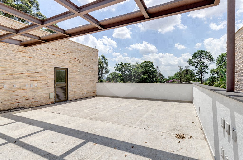 Casa à venda com 4 quartos, sendo 3 suítes, no condomínio Jardim Flora, São Paulo - SP