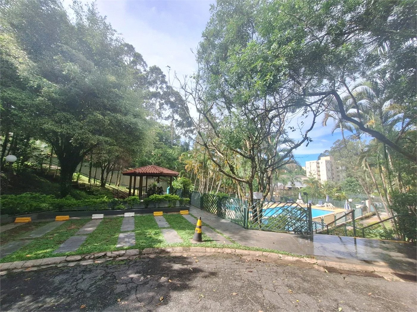 Casa à venda com 5 quartos, sendo 3 suítes, no condomínio Vila Panamericana, São Paulo - SP