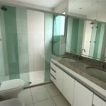 Apartamento de 155 m² com 4 dormitórios, varanda e 2 vagas de garagem. Condomínio com piscinas adulto, infantil e aquecida, lazer e portaria 24 horas.
