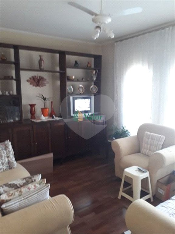 Ampla casa no condomÍnio Parque Fehr, contendo: