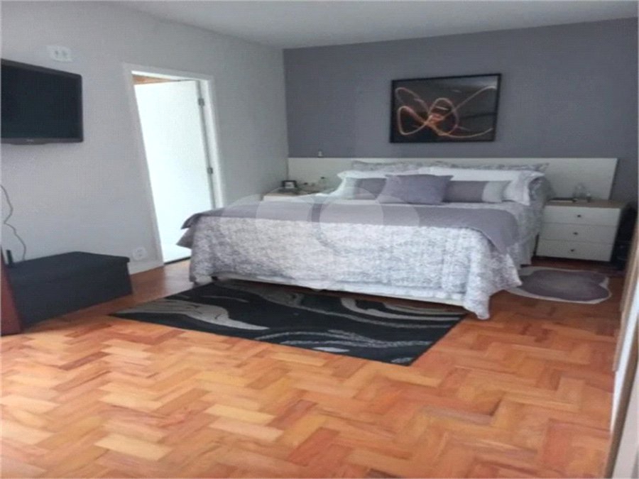 Casa de 85m2 com 3 dormitórios e 2 vagas de garagem localizado no Bosque da Saúde