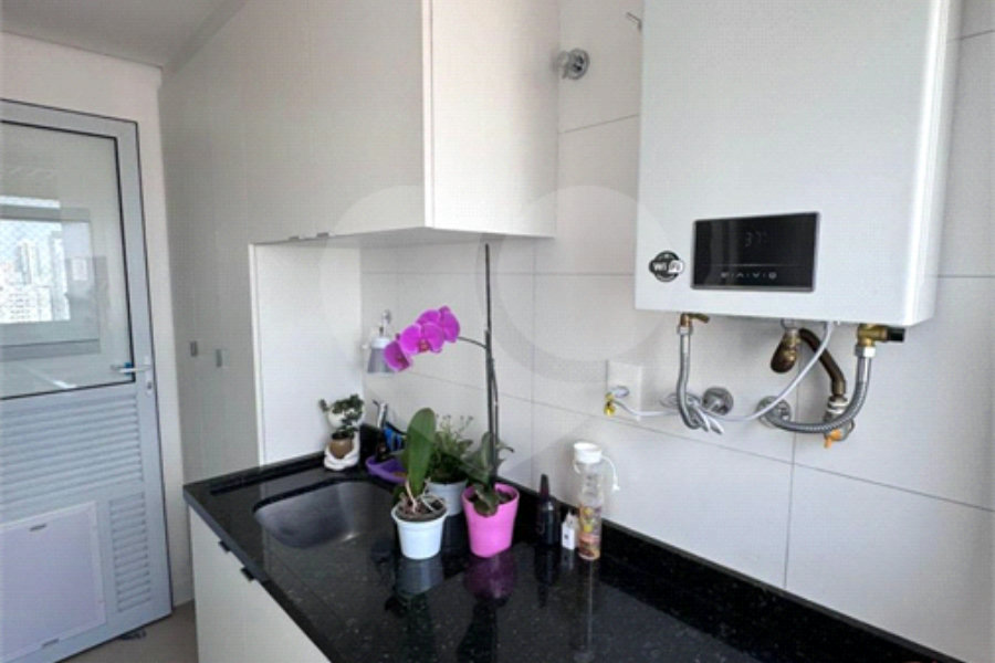 Apartamento á venda de 81m2 no Ipiranga com 2 dorms, 2 suítes, 3 banheiros, 2 vagas. Estuda permuta.