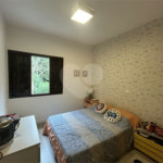 Casa em condomínio com 3 dormitórios, 01 suíte, garagem para 06 carros, área gourmet, piscina.