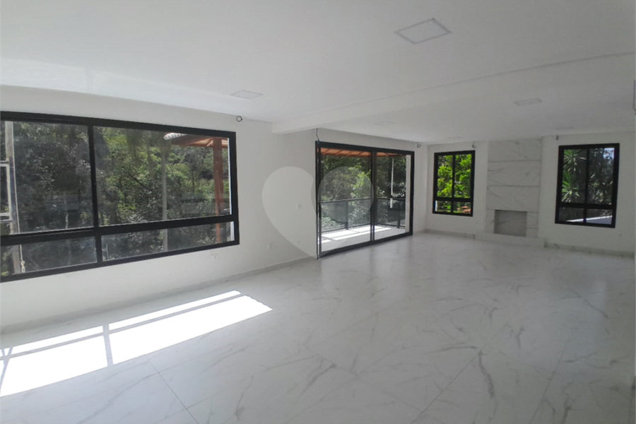 Casa à venda ou para alugar com 3 suítes no condomínio Sausalito, Mairiporã - SP