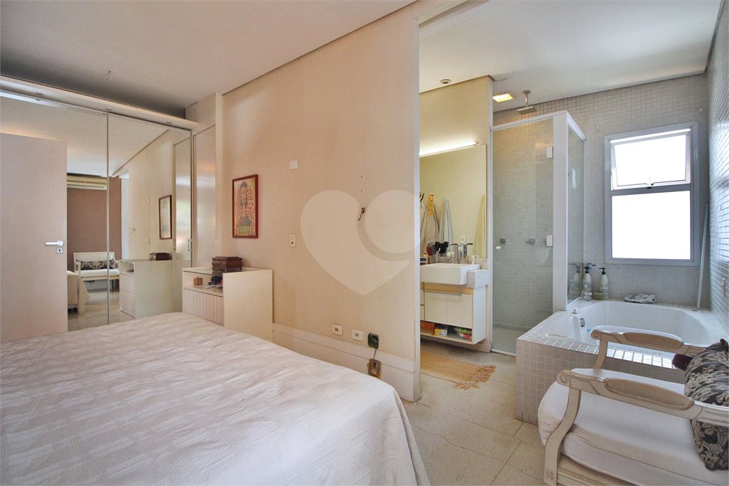 Casa à venda com 3 quartos, sendo 1 suíte, em Vila Mariana, São Paulo, SP