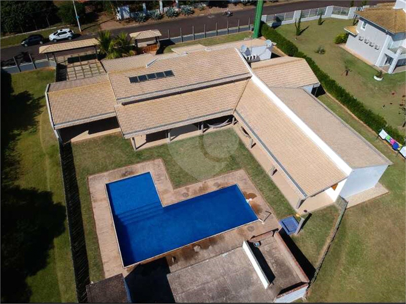 Casa à venda com 5 quartos, sendo 3 suítes, no condomínio Residencial Vale das Laranjeiras, Indaiatuba - SP